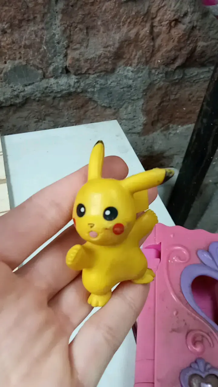 Figura de Pikachu de colección amarilla - 2