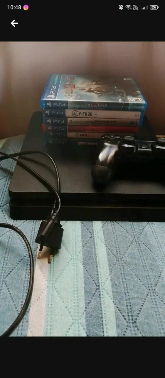 Consola PS4 con juegos y control
