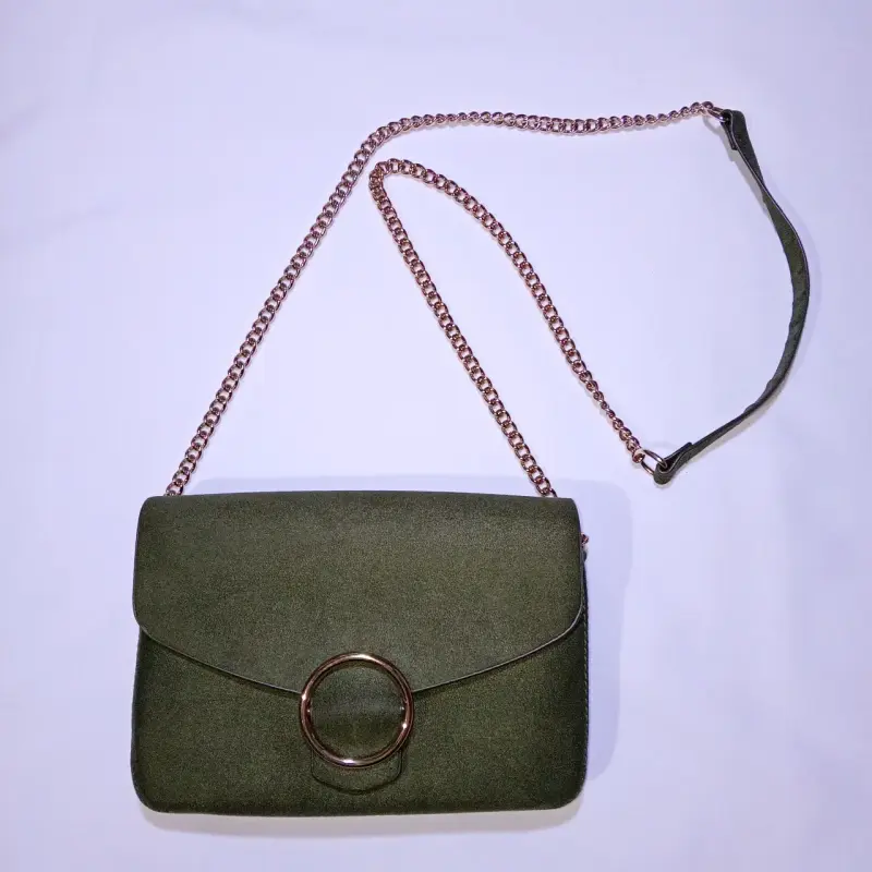 Cartera verde con cadena dorada elegante - 1