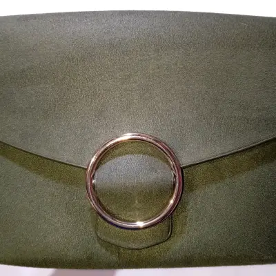 Cartera verde con cadena dorada elegante - miniatura 2