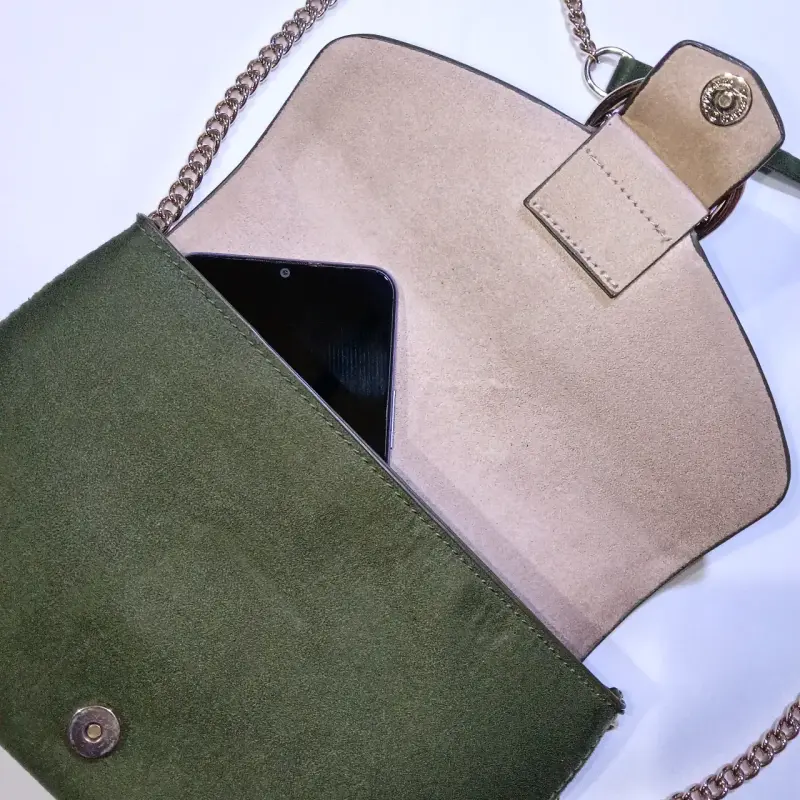 Cartera verde con cadena dorada elegante - 3