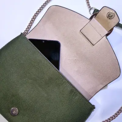 Cartera verde con cadena dorada elegante - miniatura 3