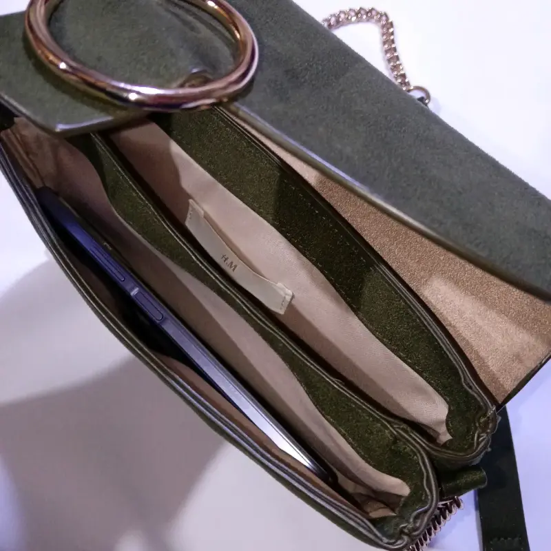 Cartera verde con cadena dorada elegante - 4