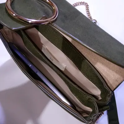 Cartera verde con cadena dorada elegante - miniatura 4