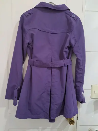 Abrigo morado para mujer con cinturón - miniatura 2