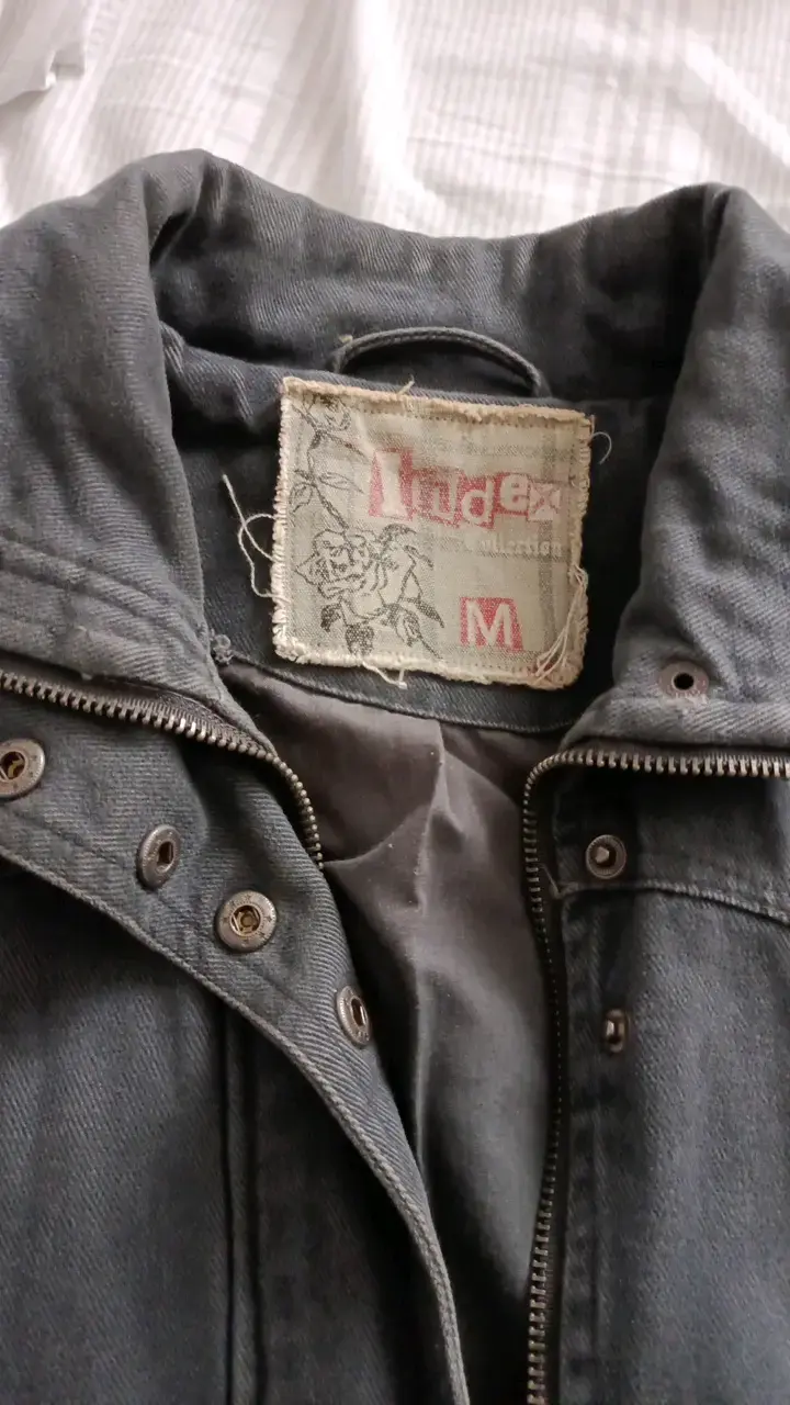Chaqueta de mezclilla gris con cierre y botones - 3