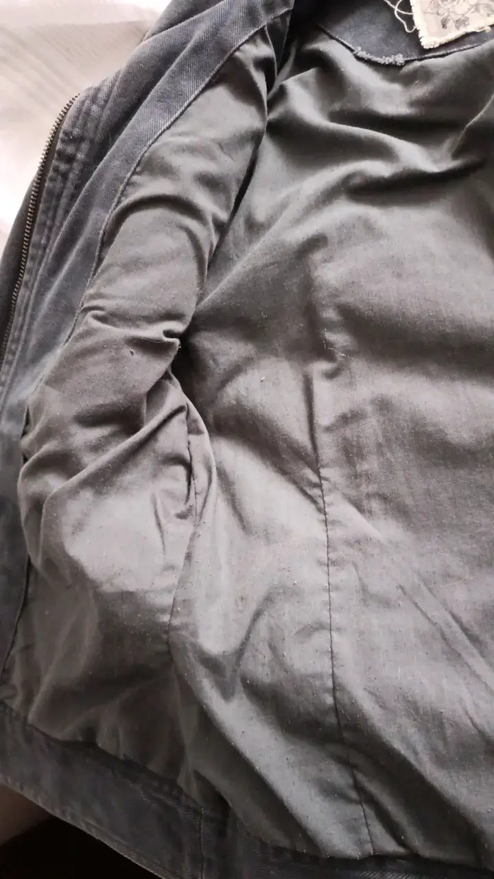 Chaqueta de mezclilla gris con cierre y botones - 4