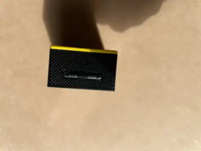 Cámara de acción compacta amarilla y negra - miniatura 1