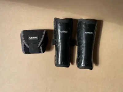 Set de protecciones para futbol Radost - miniatura 2
