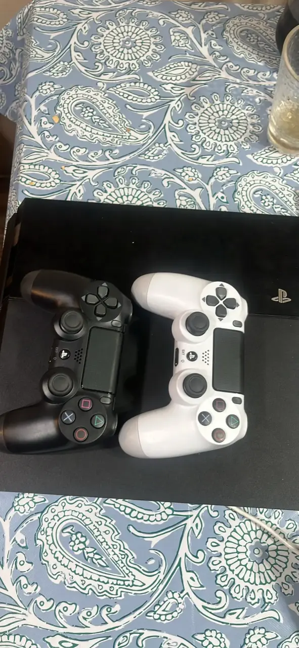 Consola PS4 con dos controles DualShock Desblock - 3
