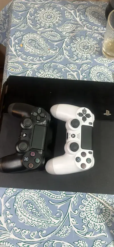 Consola PS4 con dos controles DualShock Desblock - miniatura 3