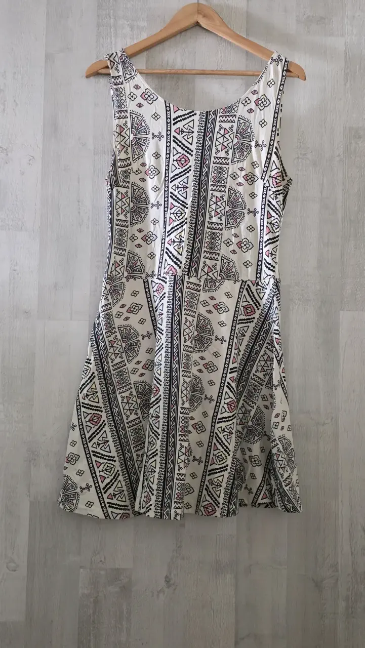 Vestido corto con estampado geométrico - 1