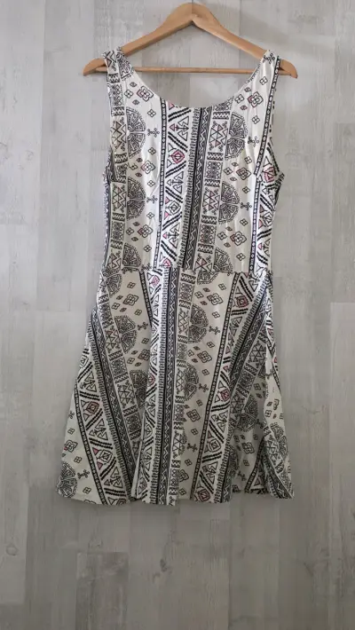Vestido corto con estampado geométrico - miniatura 1