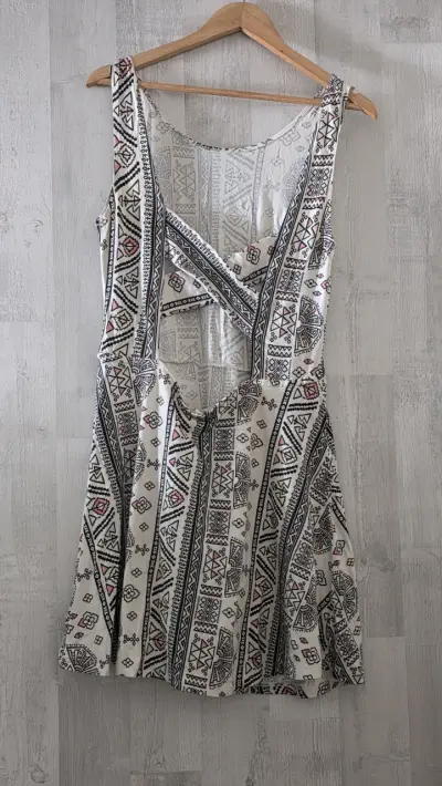 Vestido corto con estampado geométrico - miniatura 2