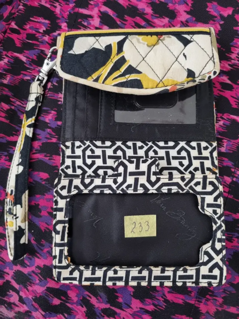 Billetera Vera Bradley mediana.