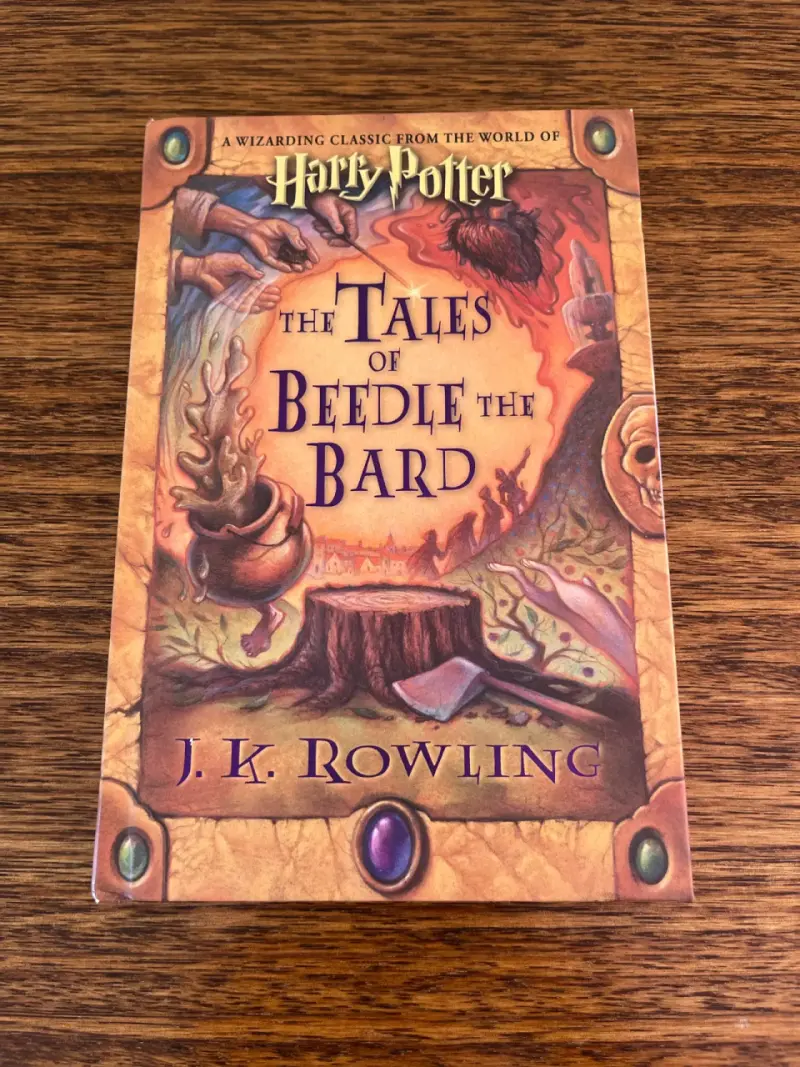 Libro original The Tales of Beedle the Bard inglés - 1
