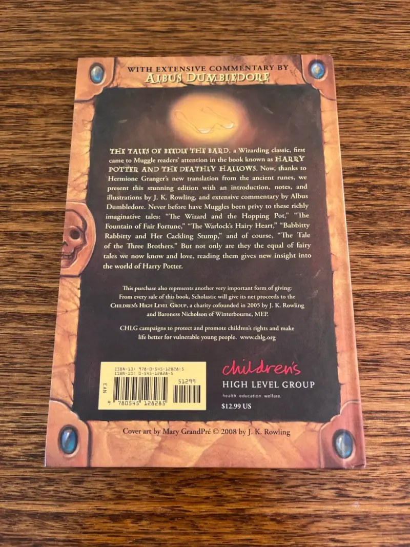 Libro original The Tales of Beedle the Bard inglés - 2