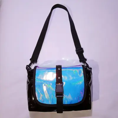 Bolso bandolera holográfico negro y azul - miniatura 1