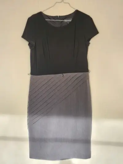 Vestido elegante bicolor con diseño plisado - miniatura 1