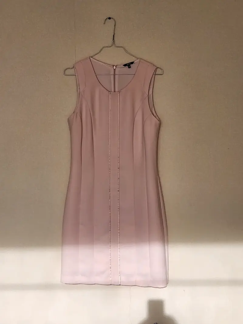 Vestido elegante bicolor con diseño plisado - 3