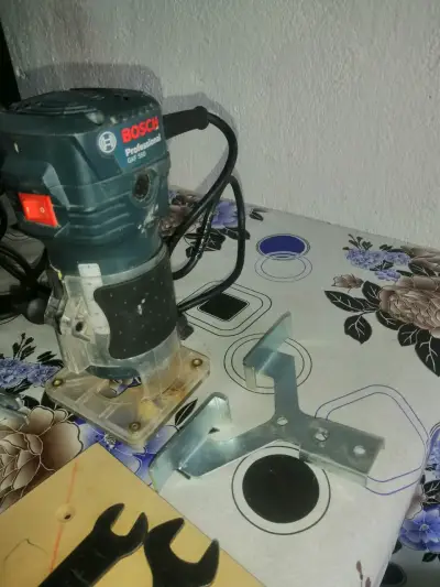 Fresadora Bosch Professional GKF 550 con accesorios - miniatura 1
