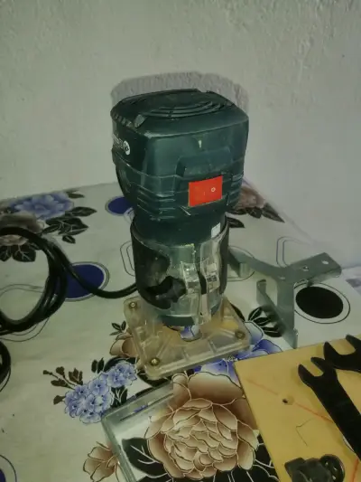 Fresadora Bosch Professional GKF 550 con accesorios - miniatura 2