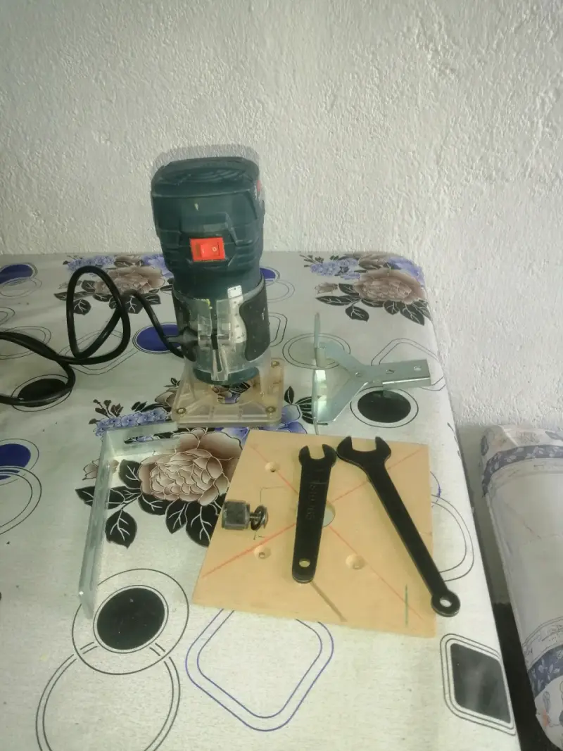 Fresadora Bosch Professional GKF 550 con accesorios - 3