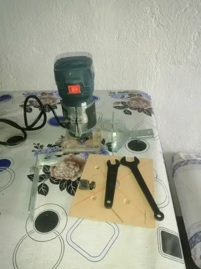 Fresadora Bosch Professional GKF 550 con accesorios - miniatura 3