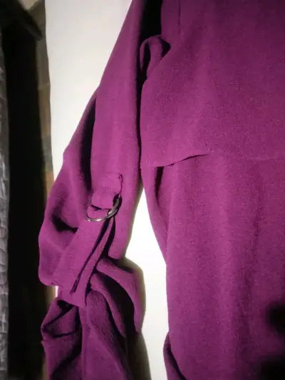 Abrigo morado Jennifer Lopez con cinturón - miniatura 4