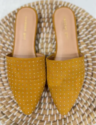 Sandalias planas mostaza con tachas - miniatura 1