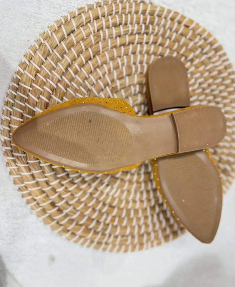 Sandalias planas mostaza con tachas - 2