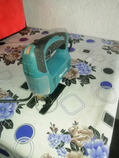 Sierra caladora Makita eléctrica en buen estado - miniatura 1