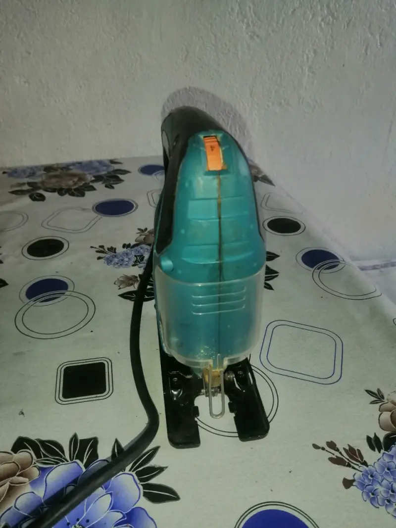 Sierra caladora Makita eléctrica en buen estado - 3