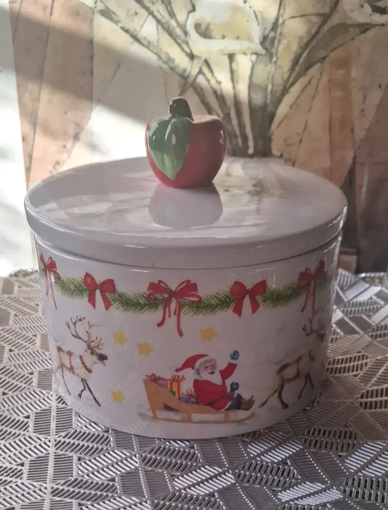 Galletero de cerámica navideño con tapa decorativa - 1