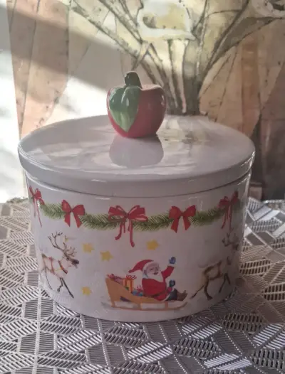 Galletero de cerámica navideño con tapa decorativa - miniatura 1
