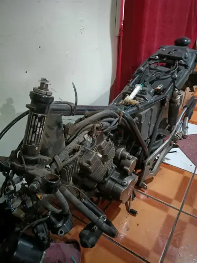 Chasis de motocicleta con motor para repuestos - miniatura 1