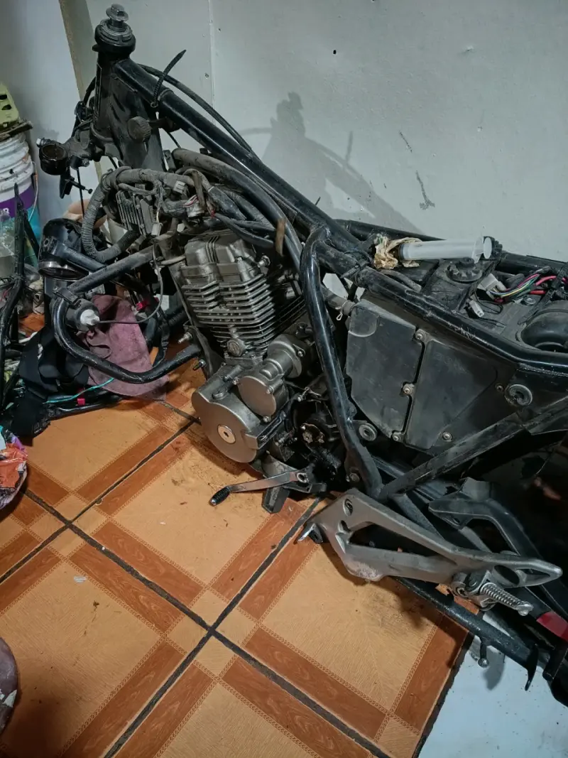 Chasis de motocicleta con motor para repuestos - 3