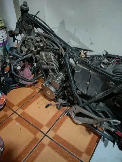 Chasis de motocicleta con motor para repuestos - miniatura 3
