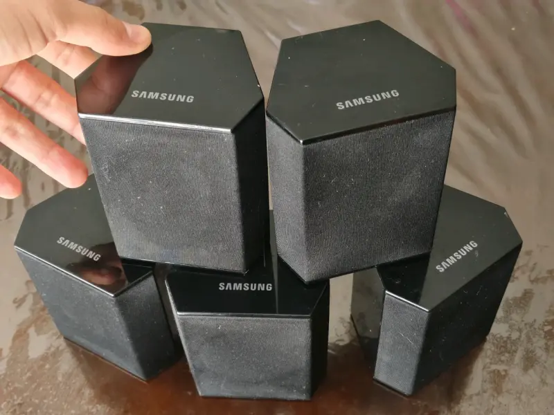 SET DE 5 PARLANTES SAMSUNG HEXAGONAL - 1