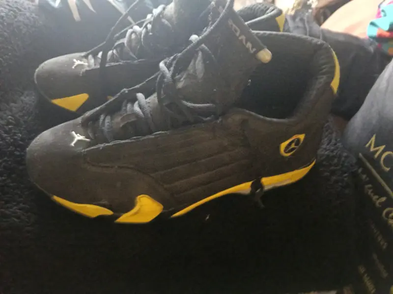 Zapatillas deportivas negras y amarillas Jordan - 1
