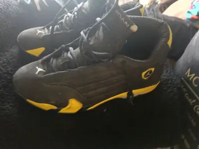 Zapatillas deportivas negras y amarillas Jordan - miniatura 1