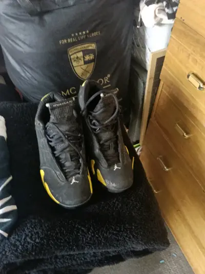 Zapatillas deportivas negras y amarillas Jordan - miniatura 2