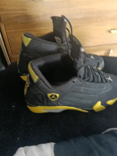 Zapatillas deportivas negras y amarillas Jordan - miniatura 3