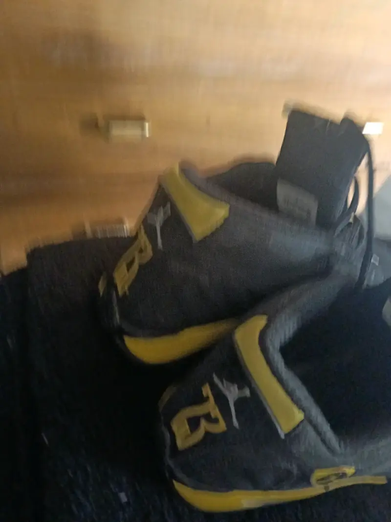 Zapatillas deportivas negras y amarillas Jordan - 4