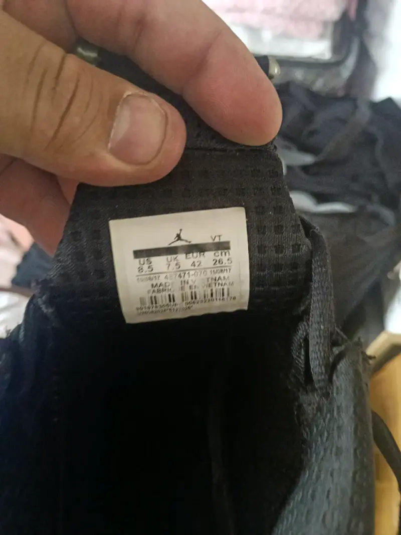 Zapatillas deportivas negras y amarillas Jordan - 5