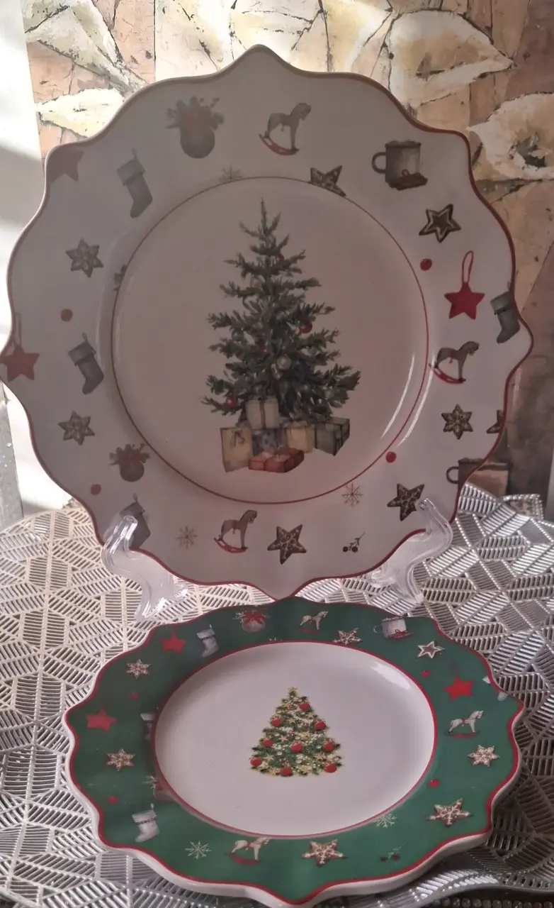 Platos decorativos navideños con diseño de árbol