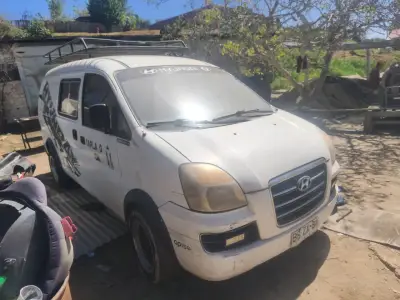 Furgoneta Hyundai H1 usada en buen estado - miniatura 2