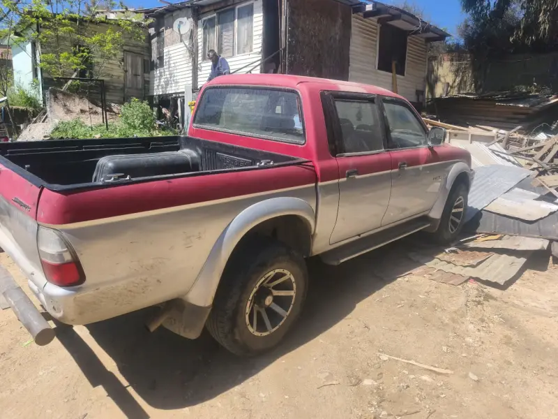 Camioneta pickup doble cabina usada - 2