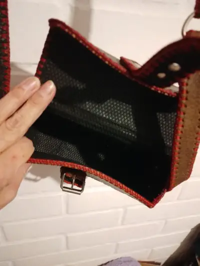 Bolso de cuero marrón con costuras rojas - miniatura 1