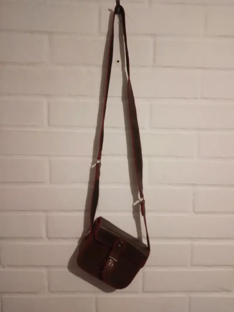 Bolso de cuero marrón con costuras rojas - 2